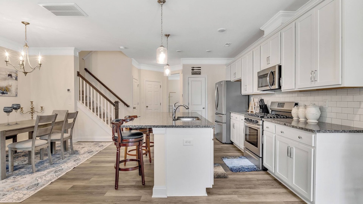 Davis Lake - Eastfield House | Beautiful 3-bedroom townhome near University/PNC Music Pavilion/Race Track