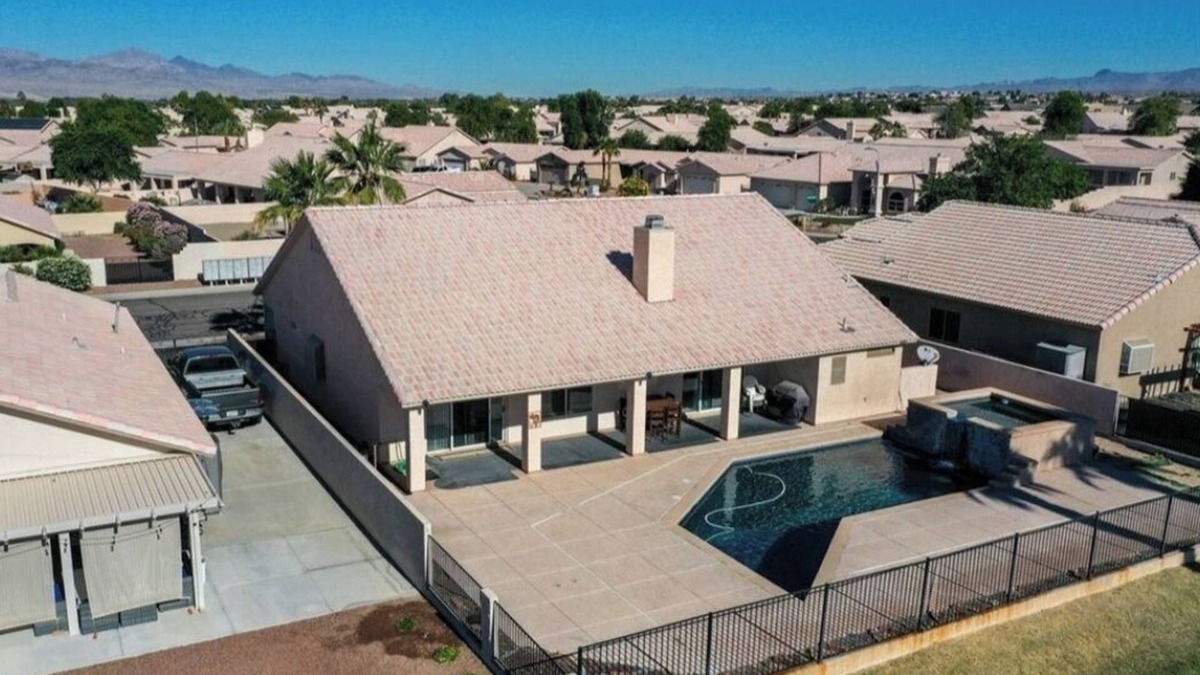 Fort Mohave House | Beautiful 3-bedroom pool home with 6 beds and golf course view. Minutes to river