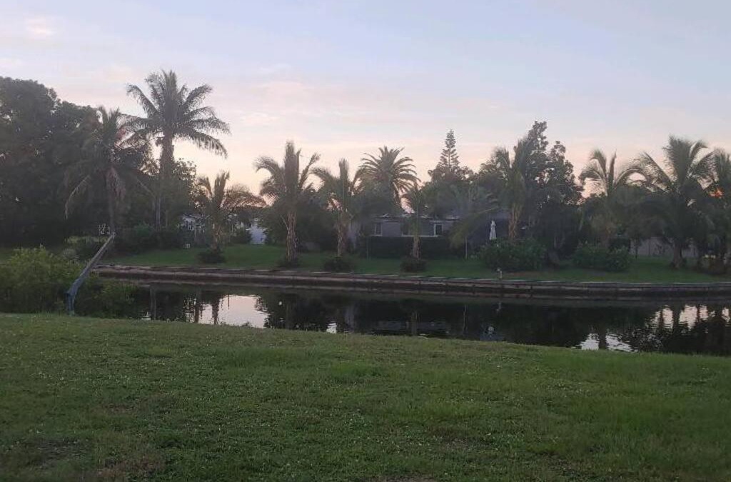 Edgewater House | Beautiful 3 bedroom waterfront home Blue Door