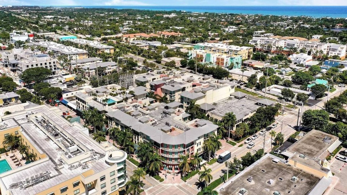 Pineapple Grove Arts District Condo | Beautiful 3 Br. Condo (230336) by Houzlet