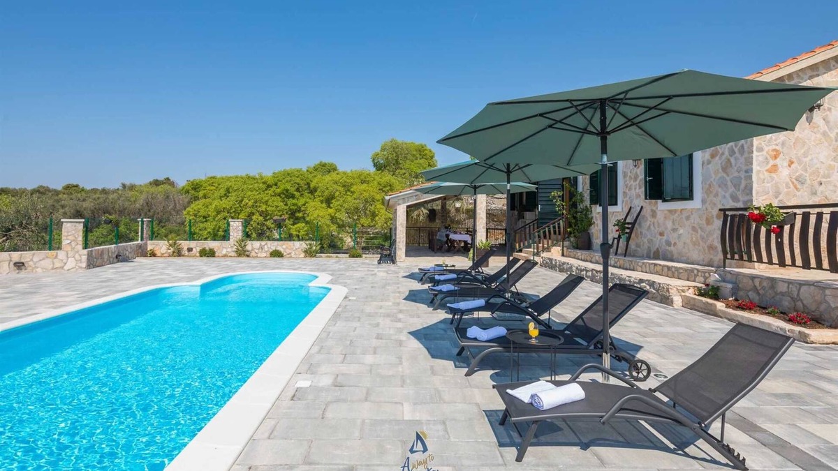 Jarebinjak Villa | Beautiful 3-BR villa with pool and sea view just above Rogoznica