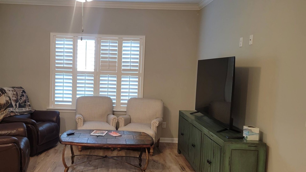 St. Marys House | Beautiful 3bed two bathroom home near to Kingsbay Base and shopping center.