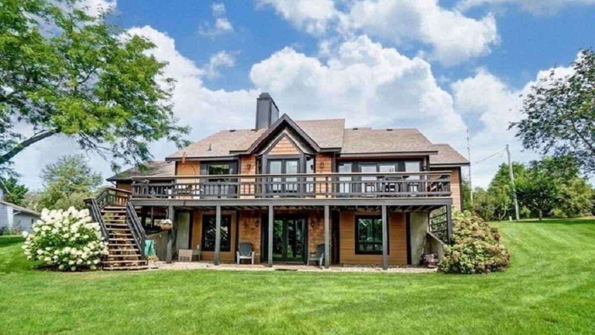 Fremont House | Beautiful 3BR Snow Lake home W/WiFi, Large Deck & Private Dock.