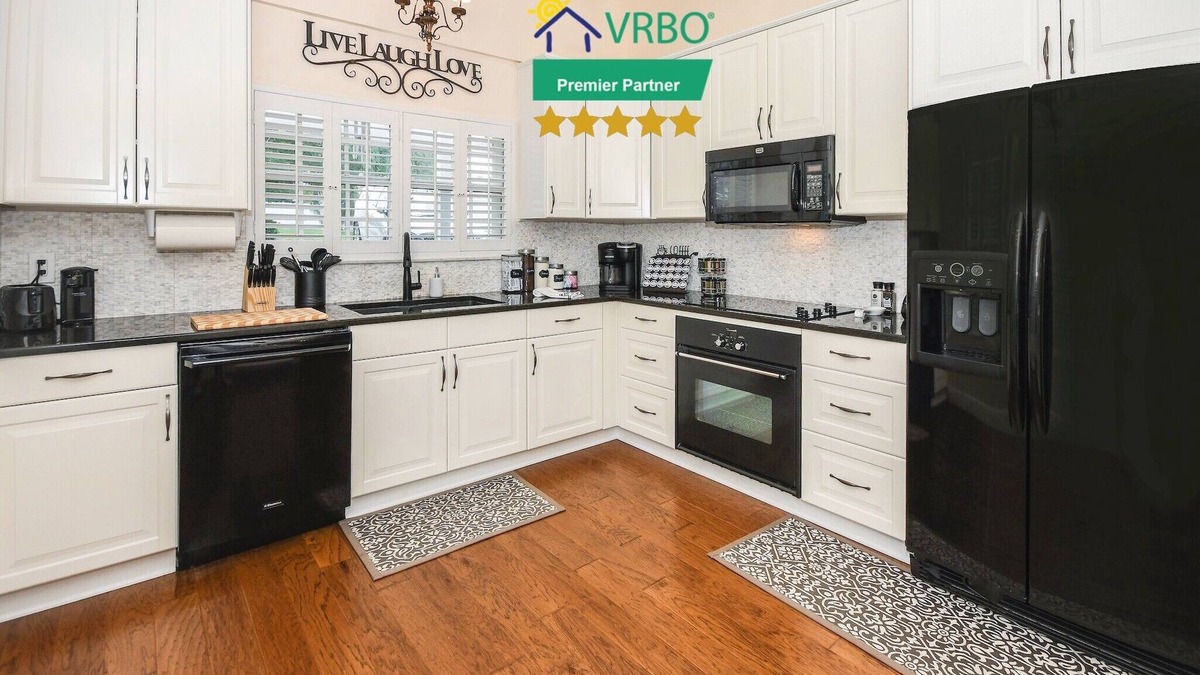 Sanford House | Beautiful 4/2 in Sanford: King Bed, Golf, Pool, Ping Pong, & Bunk Room!