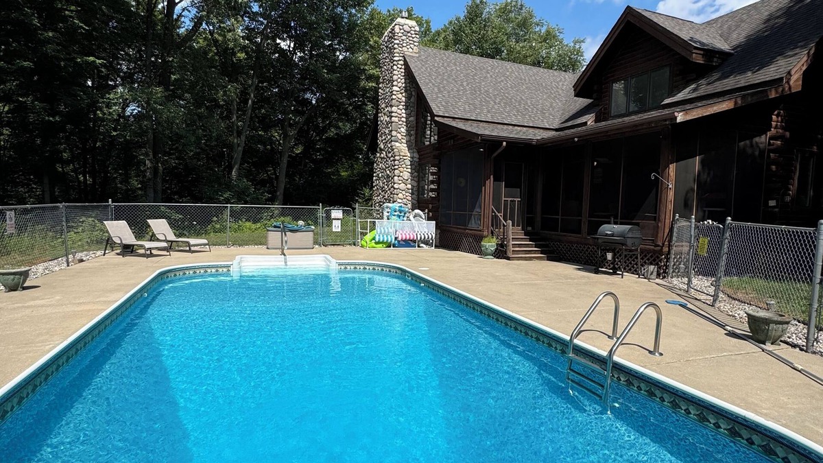 Barryton House | Beautiful 4-BD 9 bed house with heated in-ground pool, and fiber internet