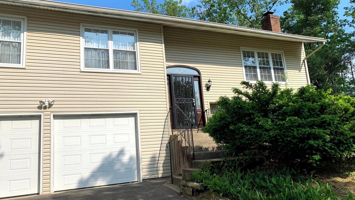 Sicklerville House | Beautiful 4 Bedroom Home With Pool 40 minutes from Atlantic City!