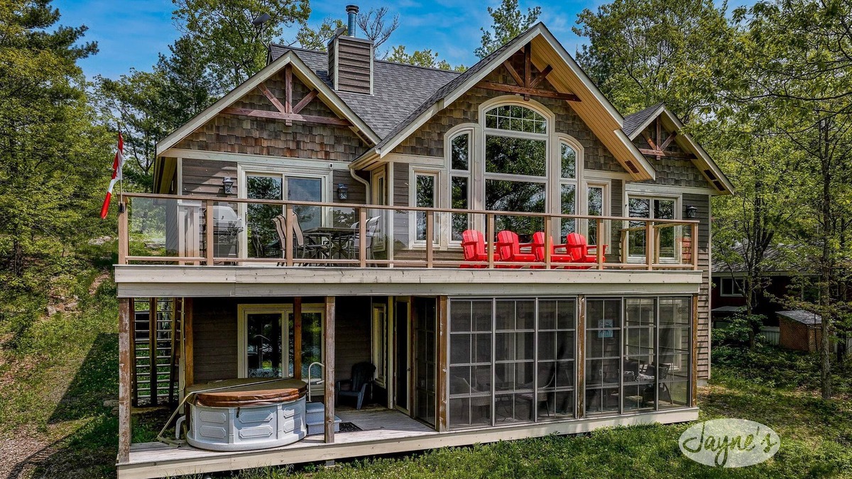 Gravenhurst Cottage | Beautiful 4 bed 3 bath cottage on Loon Lake! Hot Tub! SW Exposure!