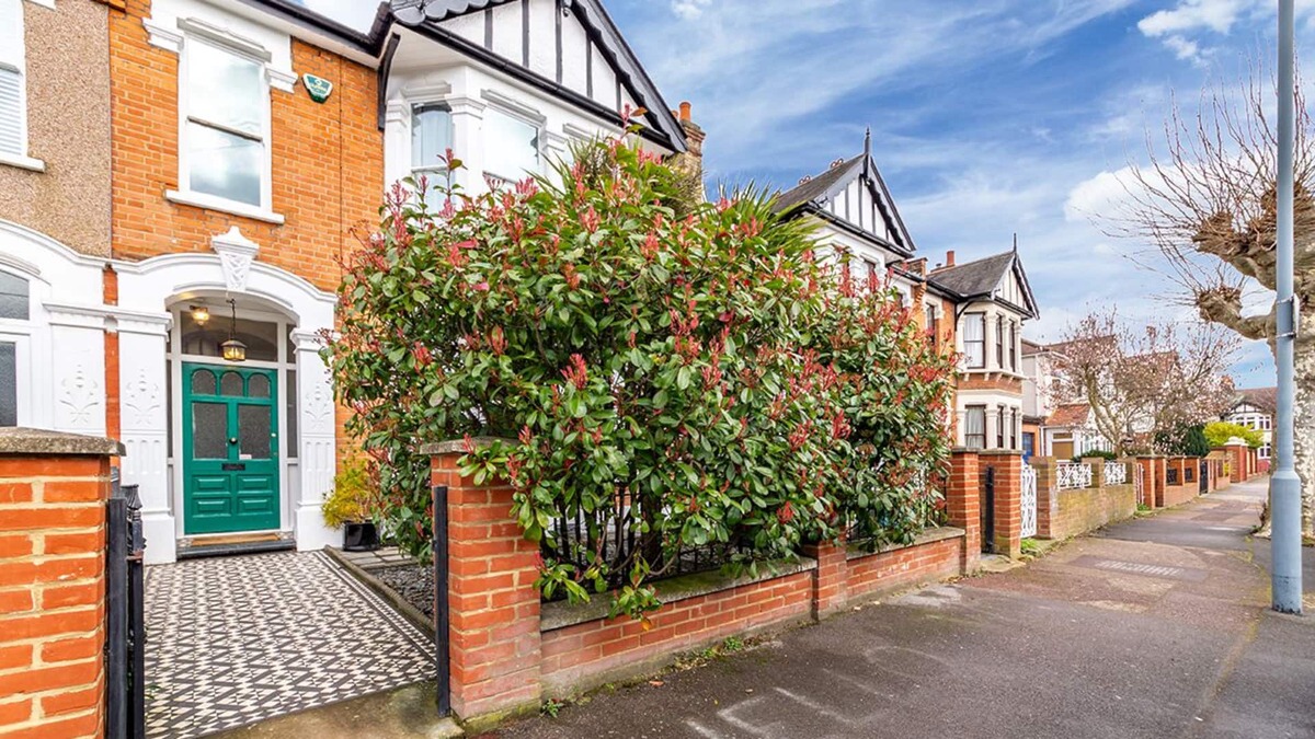 Redbridge House | Beautiful 4 bed 3 bath family home next to parks, shops, central London trains