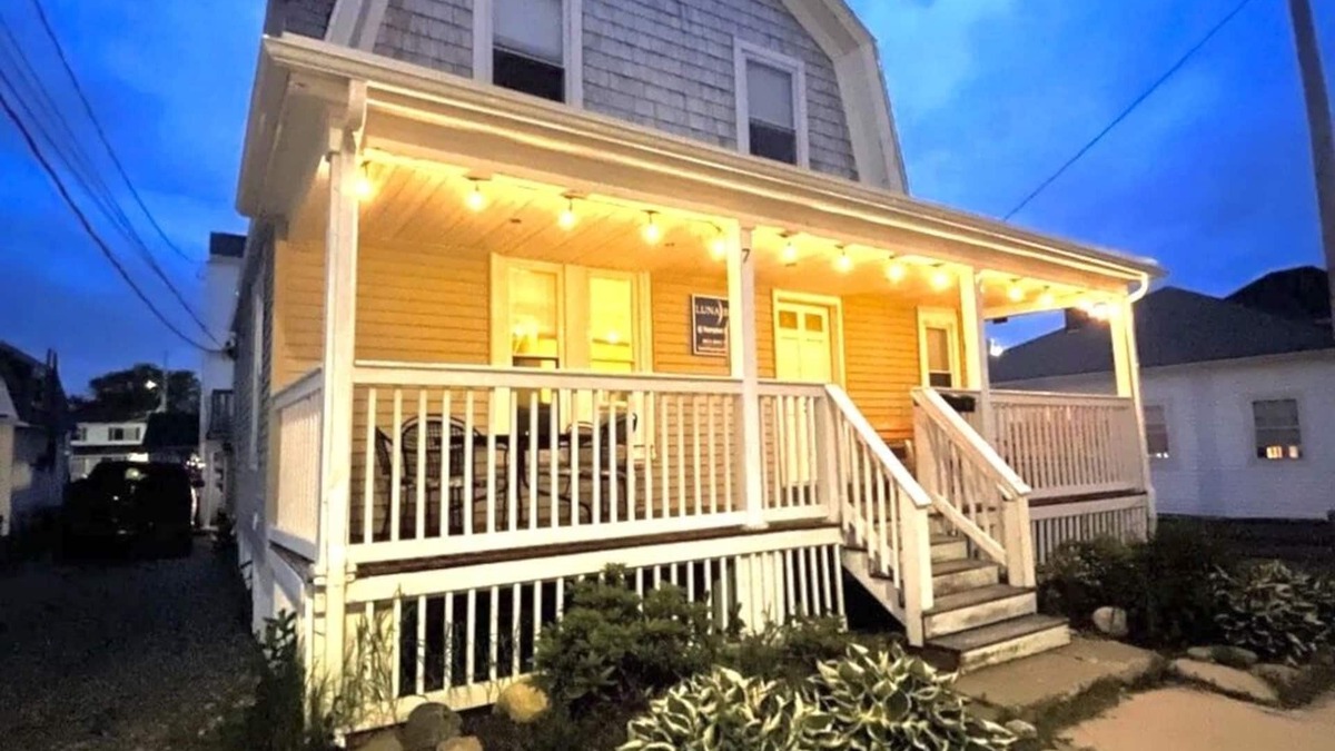Hampton House | Beautiful 4 bedroom, 1.5 bath Beach Cottage with Central AC
