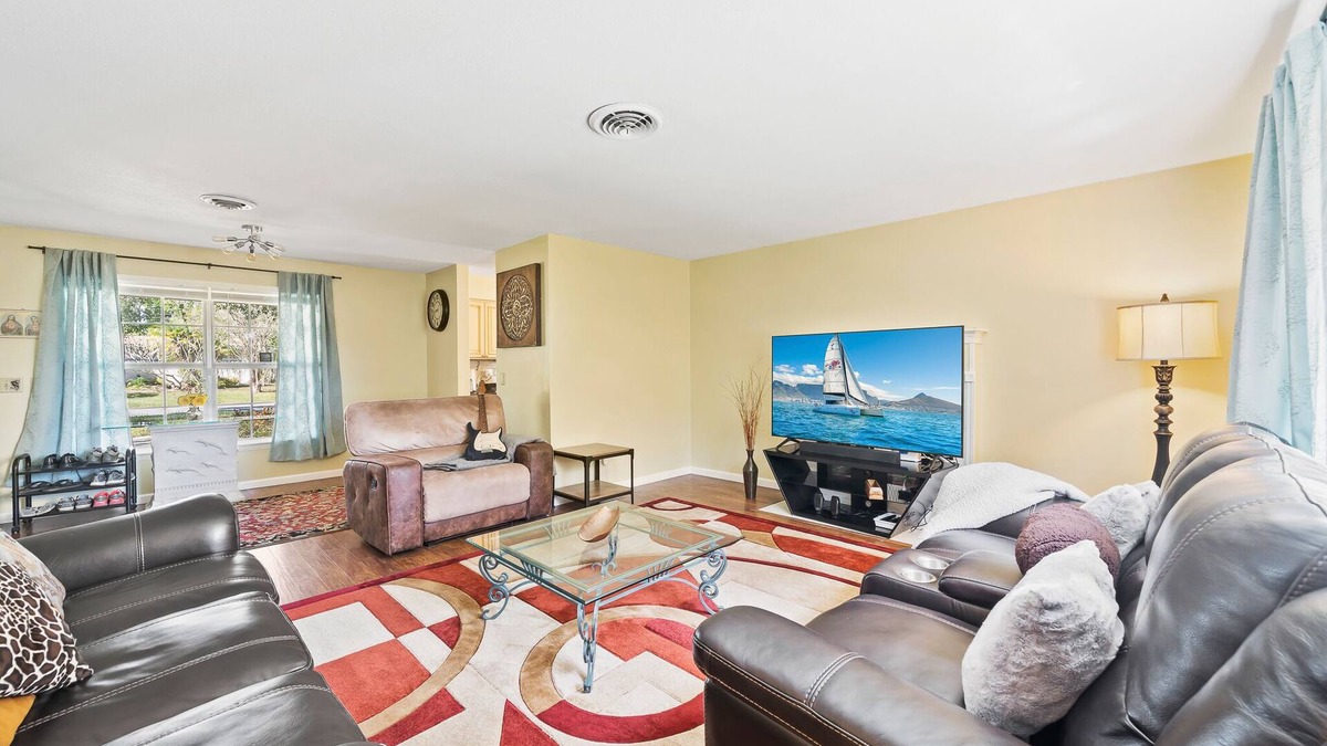 Rockledge House | Beautiful 4-Bedroom Bungalow with Modern amenities