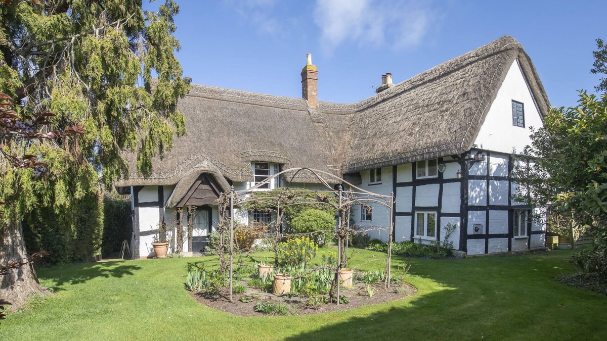 Twigworth Cottage | Beautiful 4 Bedroom Cotswold Thatched Cottage