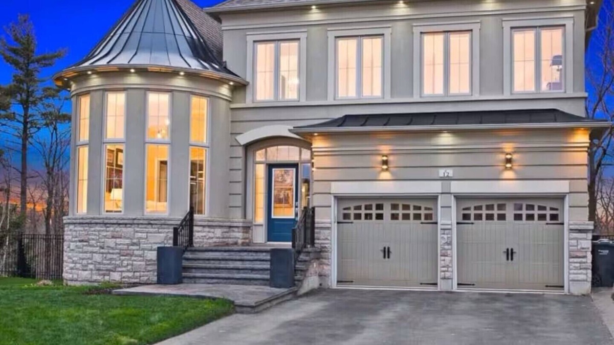 Brampton House | Beautiful 4 Bedroom Home, Large Ravine Backyard.