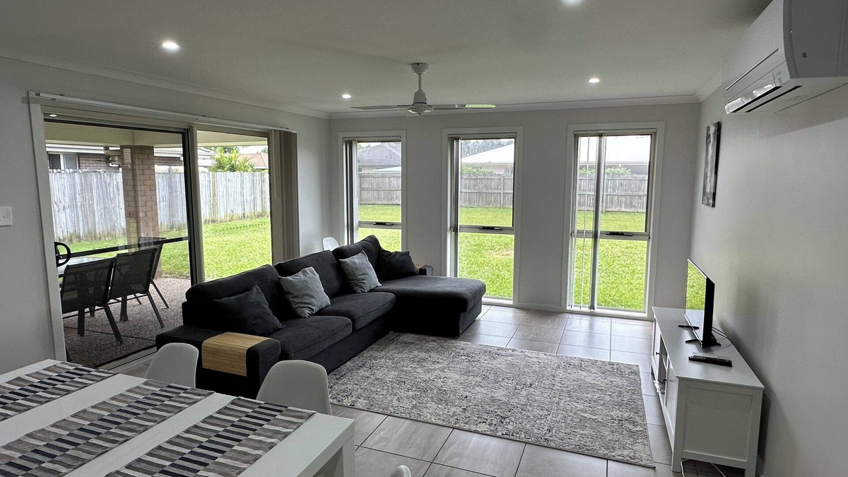 Godwin Beach House | Beautiful 4 Bedroom home sleeps 7 - Sandstone Point, Bribie, Ningi