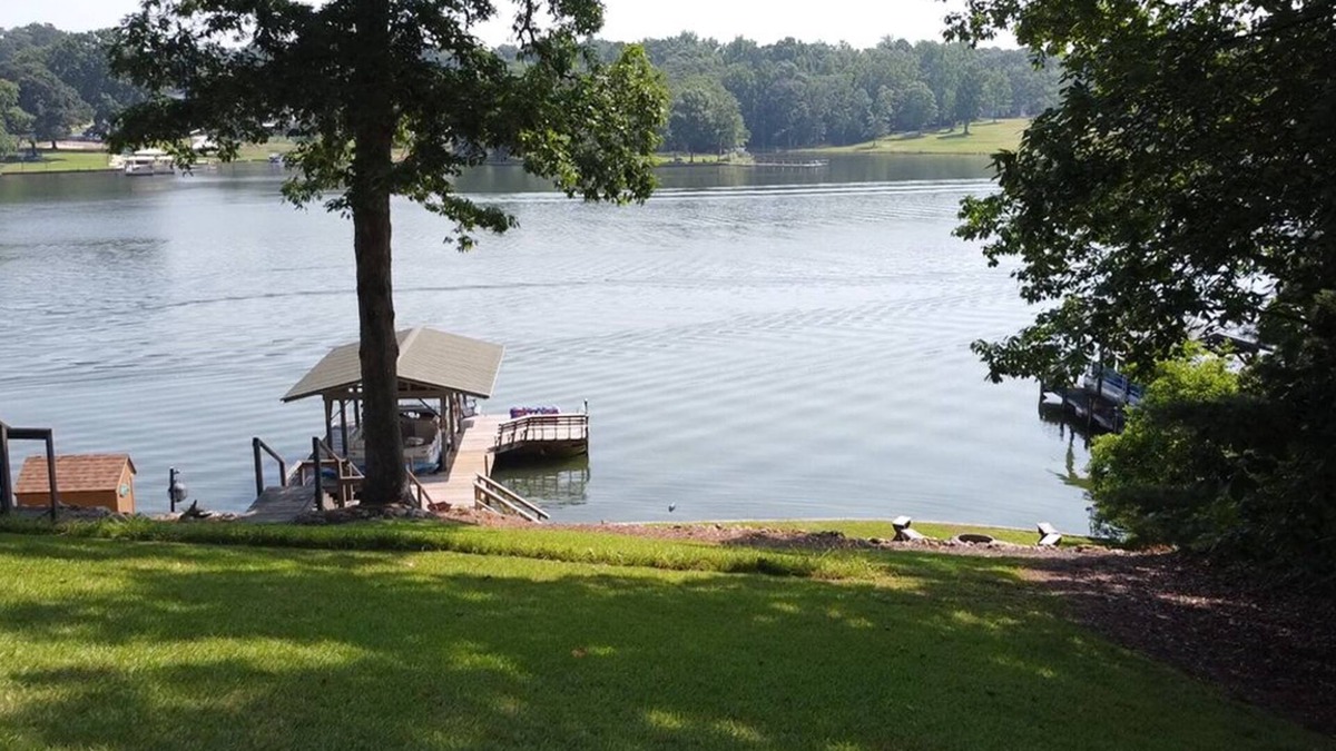 Greenwood House | Beautiful 4 bedroom Lakehouse on a deep water cove on Lake Greenwood.