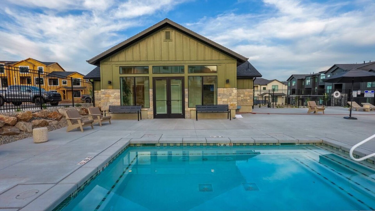 Mountain Green House | Beautiful 4 Bedroom Mountain Getaway Home, Outdoor community Hot Tub, Come Stay!
