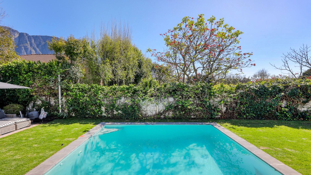 Claremont House | Beautiful 4 bedroom ensuite home with views