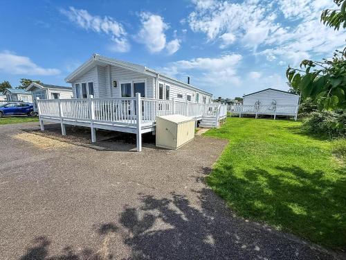 Hunstanton Cabin | Beautiful 4 Berth Lodge With Decking At Manor Park In Hunstanton Ref 23038C