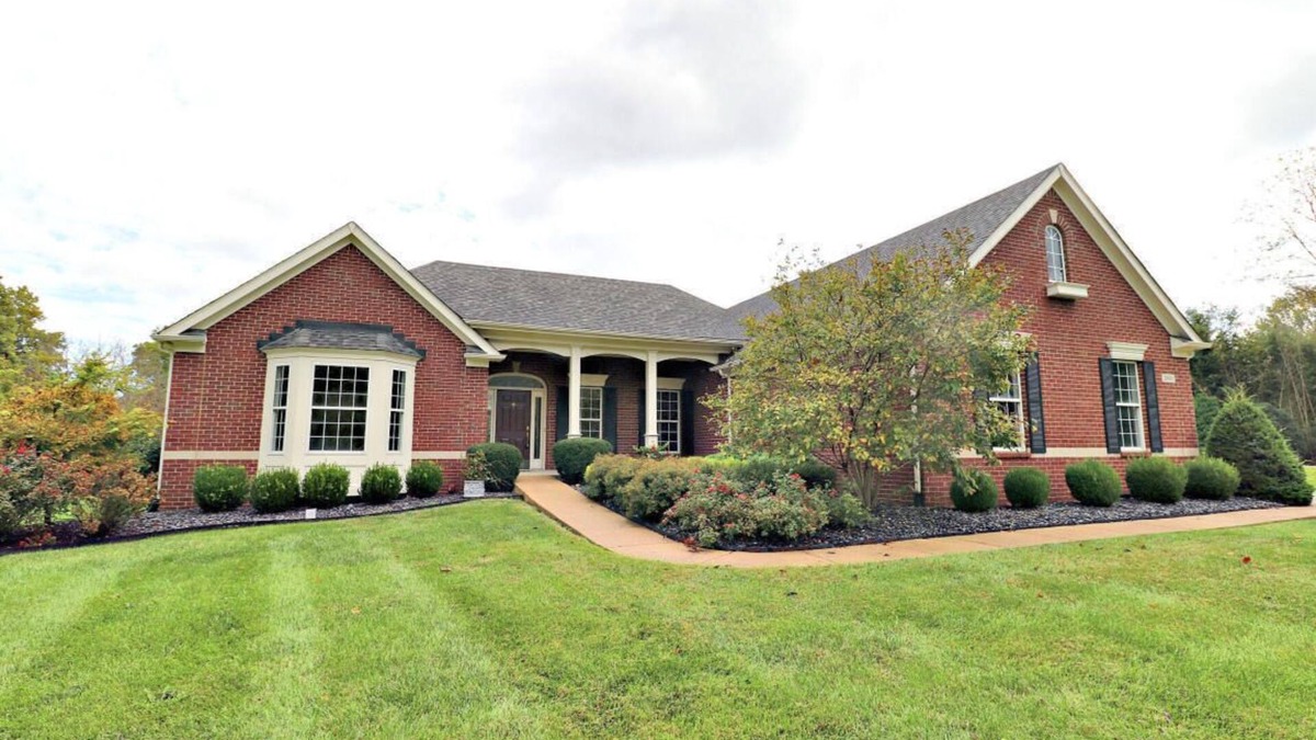 Louisville House | Beautiful 4 BR, 4.5 Bath, Executive Home w In Ground Pool & Handicap Accessible!