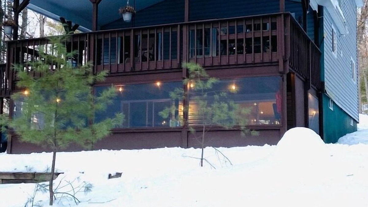 White Mills House | Beautiful 4 Season Lakefront Chalet in the Poconos!