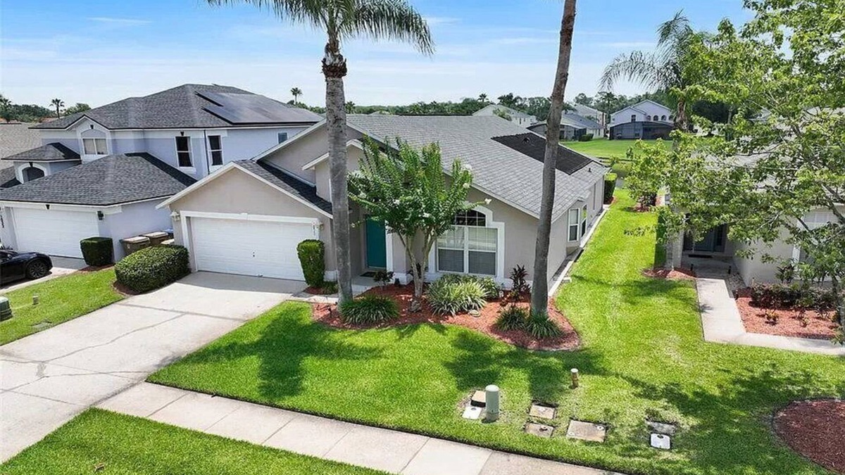 Lake Berkley Villa | Beautiful 4BR Villa with private pool & Lake view close to Disney and Universal