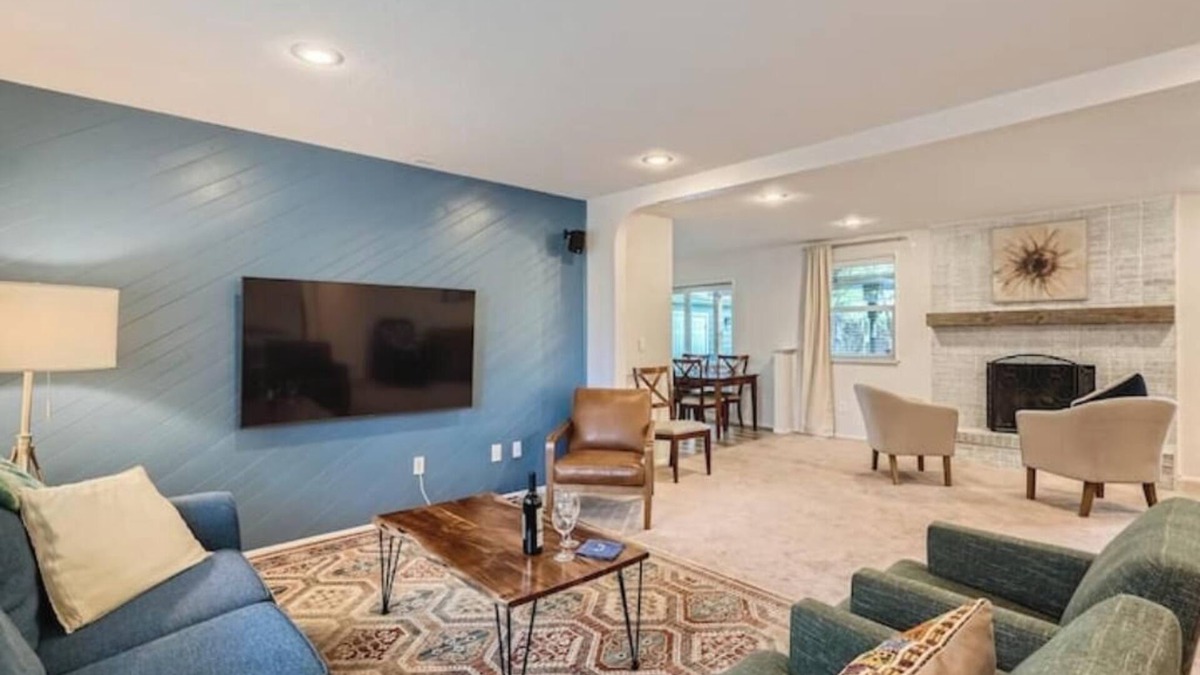 Louisville House | Beautiful 5 BDR Louisville Home W/Private Backyard