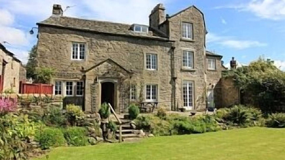 Grassington Cottage | Beautiful 5 bed Village Central Cottage with Walled Garden & parking for 6 cars