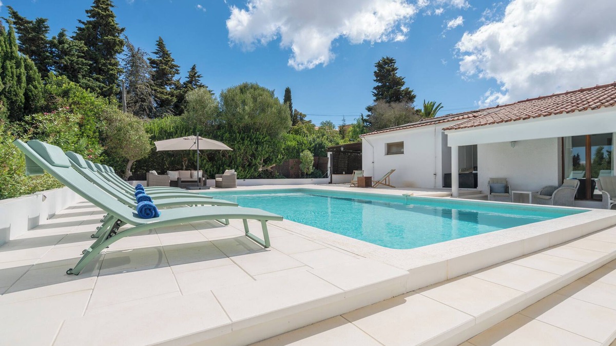 Lagos City Center Villa | Beautiful 5-bedroom Family villa with Pool, wifi and A/C Close to Beaches