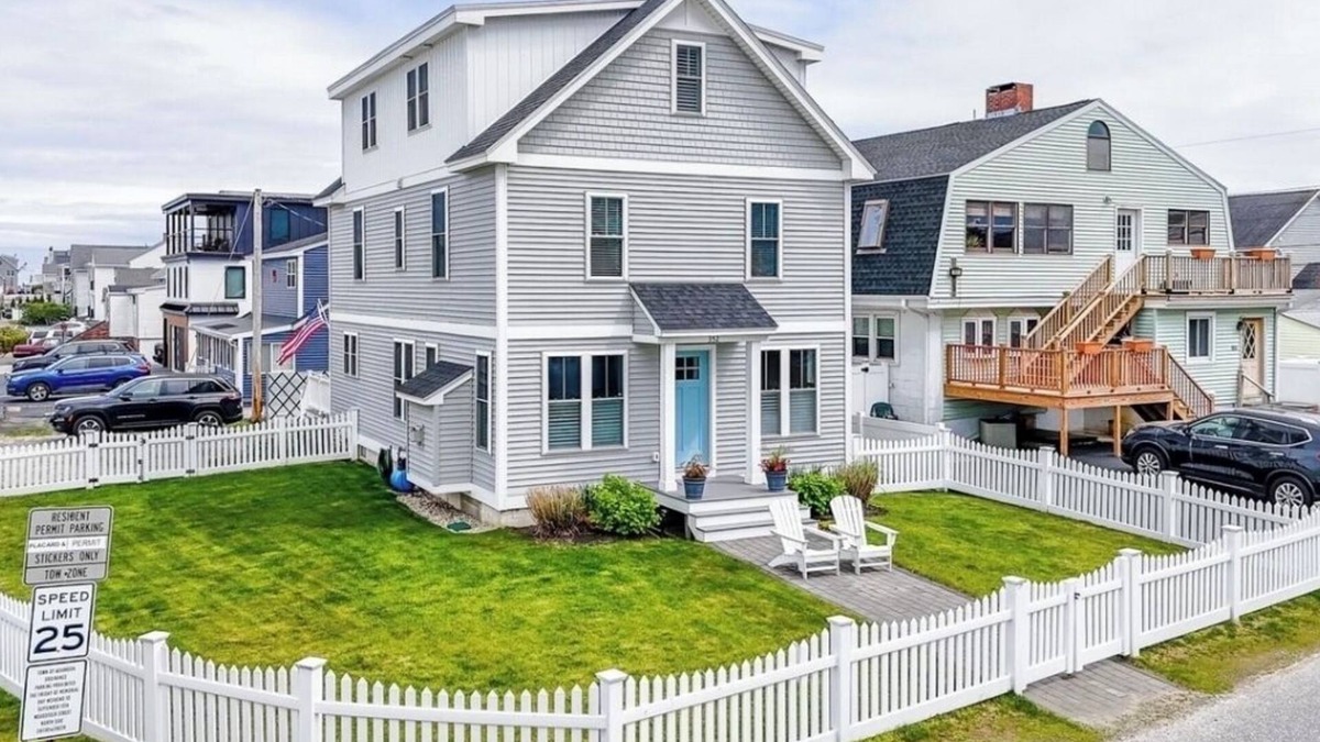 Seabrook House | Beautiful 5-bedroom house Steps to Seabrook beach!