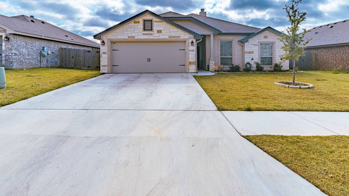 Killeen House | Beautiful 5 bedroom home W/gym EV charger & grill