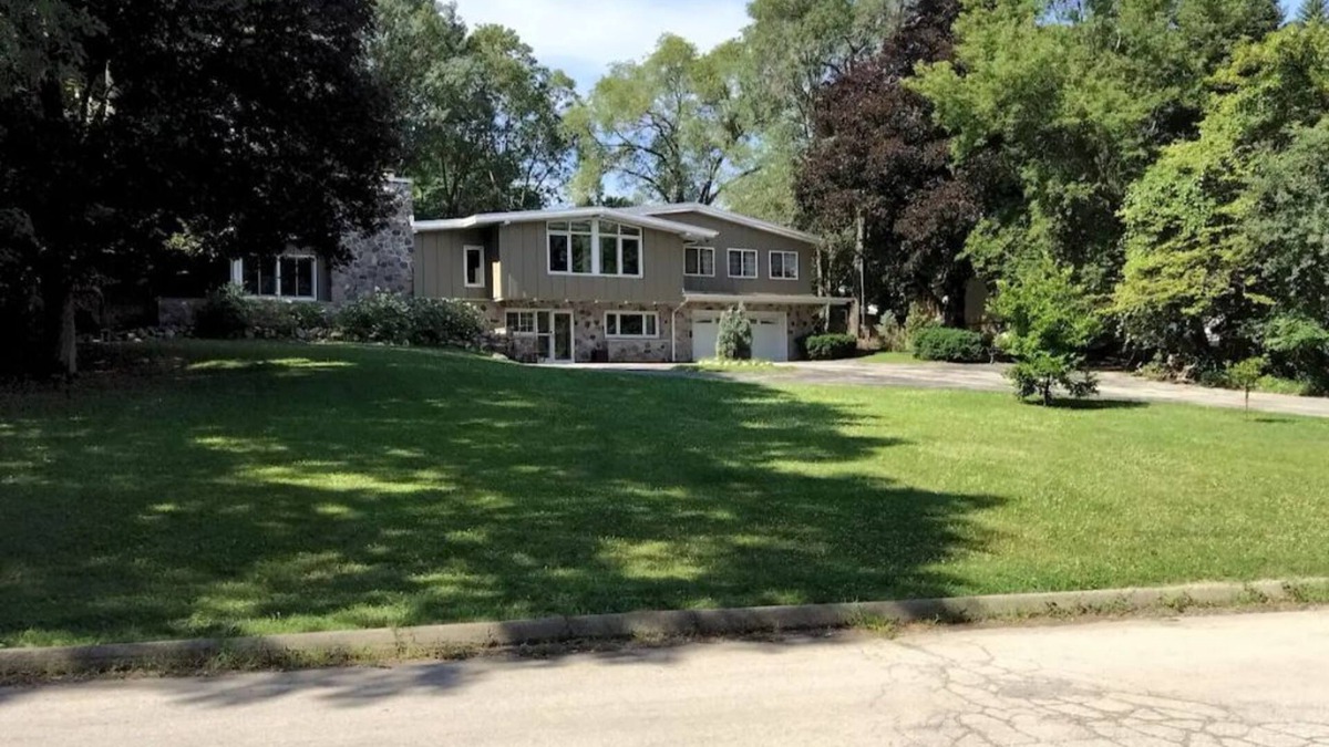 Hales Corners House | Beautiful 6 bedroom with Heated Pool & Jacuzzi