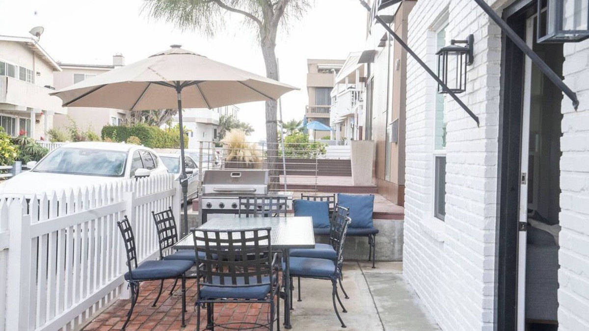 West Newport House | Beautiful 6bd/7bath steps to the sand