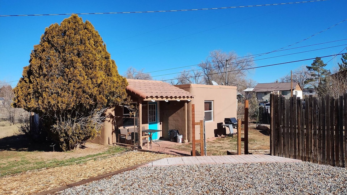 Cortez House | Beautiful adobe style house with yard and parking in town Cortez – Adobe CoCo