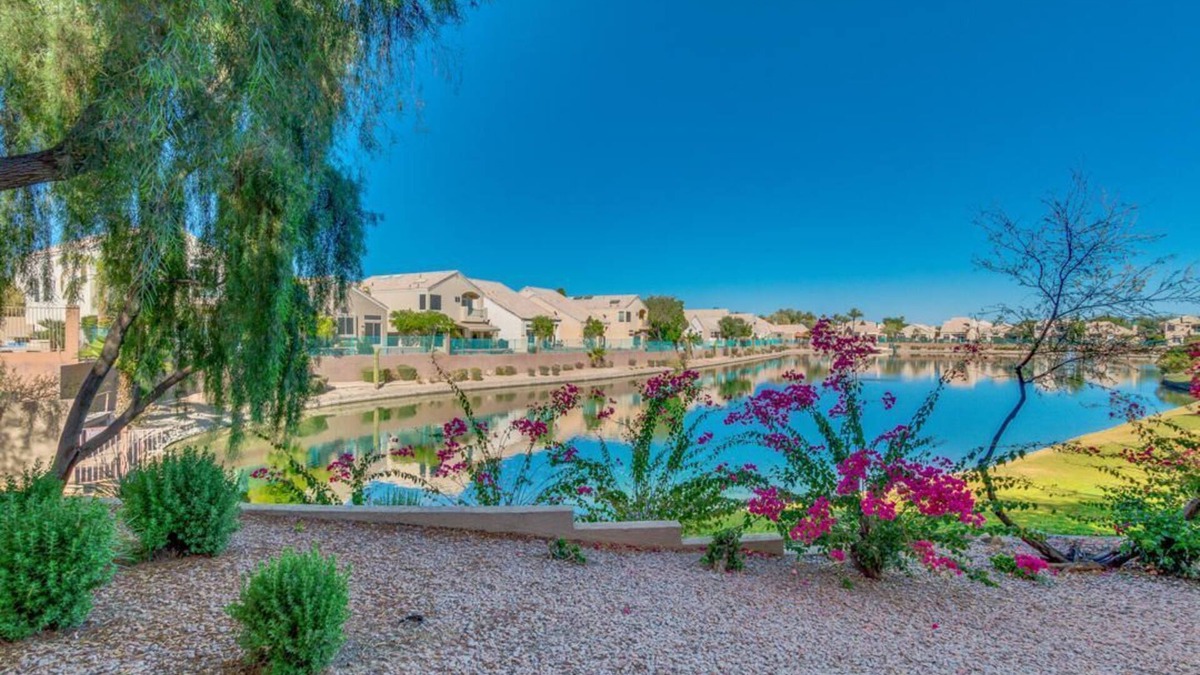 Foothills Condo | Beautiful Ahwatukee Condo 2 King beds Heated Pool Jacuzzi and Gym!