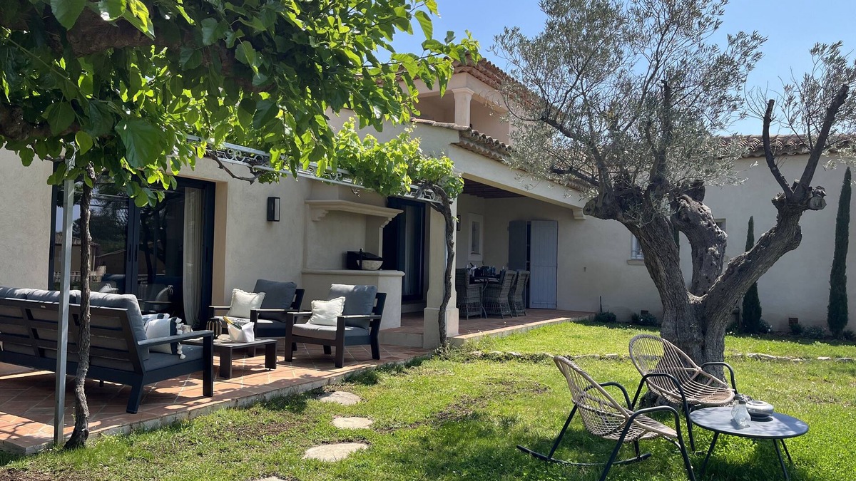 La Nartelle Villa | BEAUTIFUL AIR-CONDITIONED VILLA WITH POOL CLOSE TO THE BEACHES AND TOWN CENTER