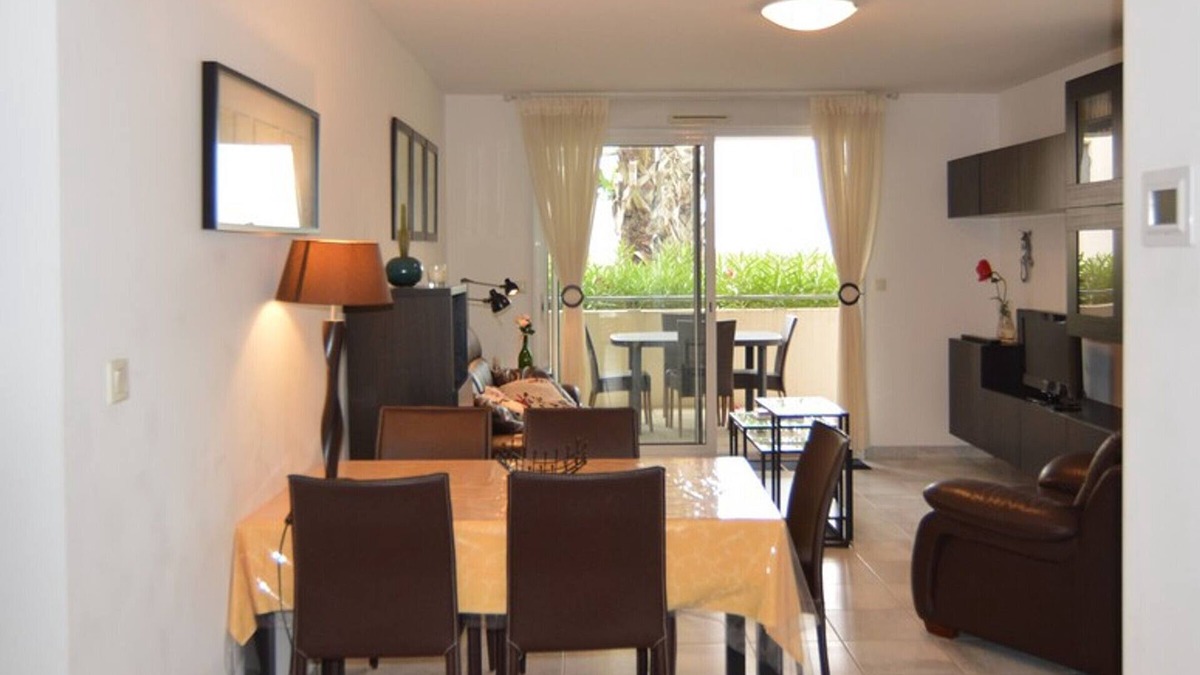 Meze Apartment | Beautiful air-conditioned apartment in Mèze with parking and beach access
