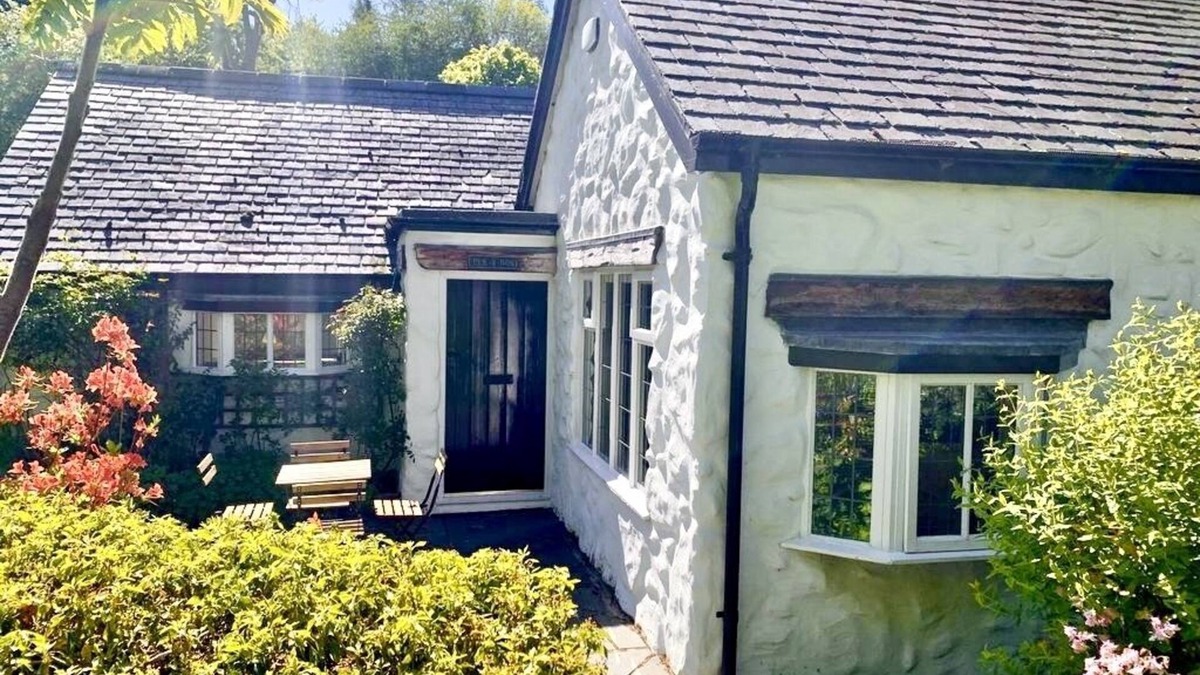 Rowen Cottage | Beautiful Ancient Stone Cottage, Local Walks & Pub!