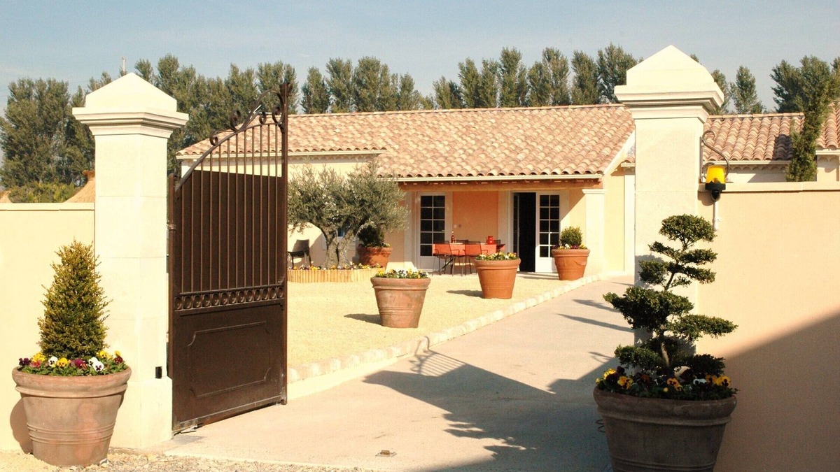 Carpentras Villa | Beautiful and comfortable villa with beautiful heated pool