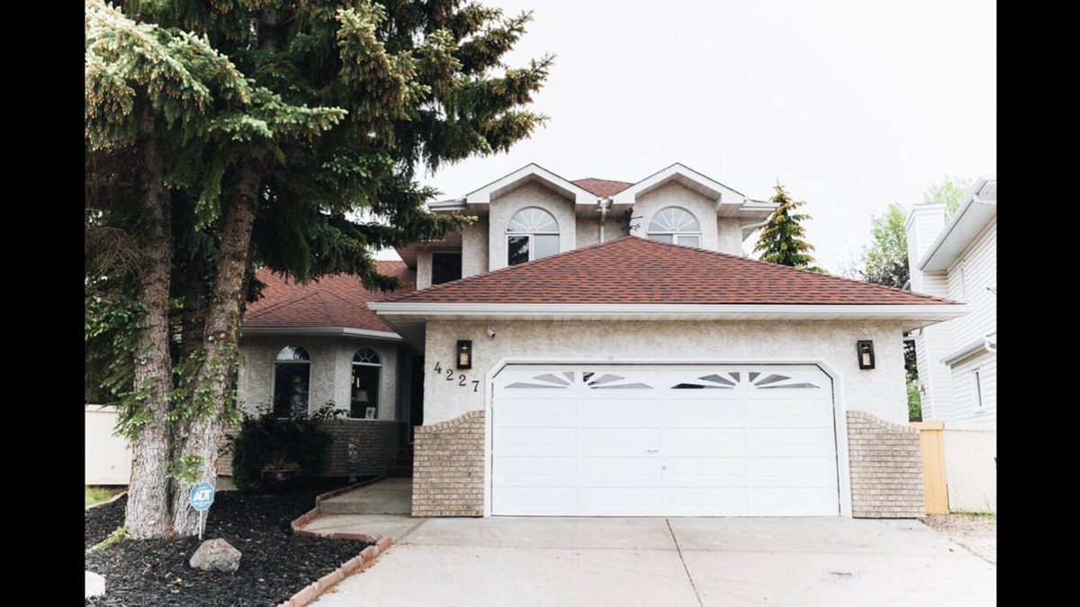 North Central Edmonton House | Beautiful and Enormous Backyard — Family Getaway