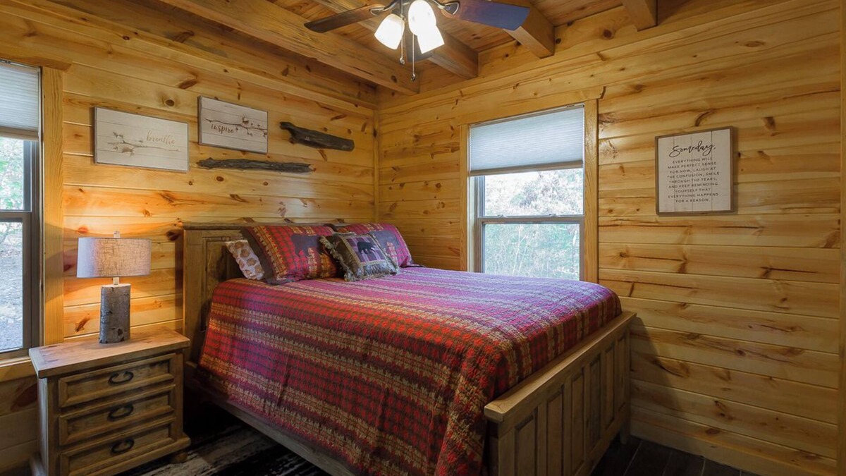 Board Camp Cabin | Beautiful and secluded cabin! 10 minutes away from Wolf Pen Gap