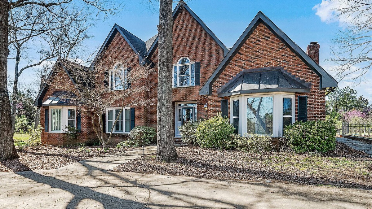 Steele Creek House | Beautiful and Serene 5BR Oasis with Private Pond