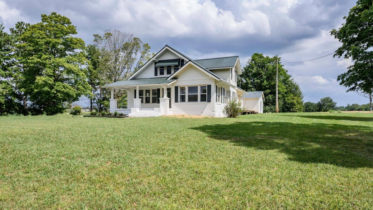 Winchester House | Beautiful And Spacious Fully Renovated Farmhouse