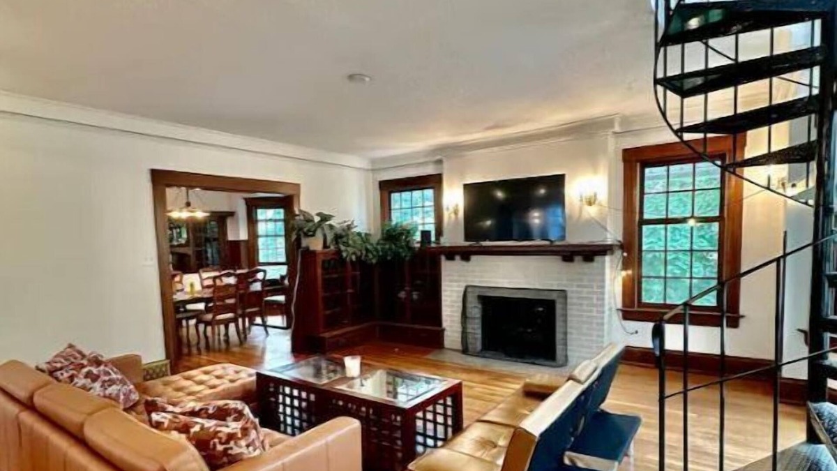 Upper East Side Apartment | Beautiful and Spacious 3BR plus Garage