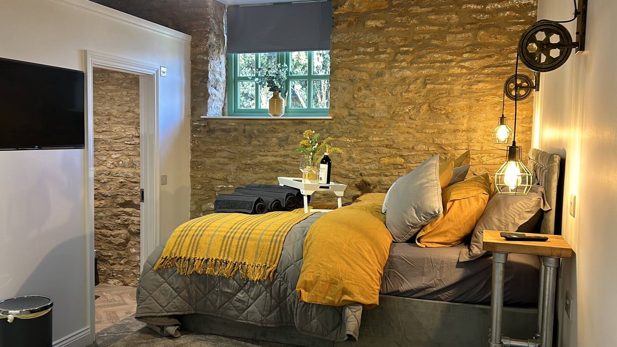 Northampton Apartment | Beautiful Annex in Old Barn with King Size Bed, Ensuite, Kitchen and Dining Area