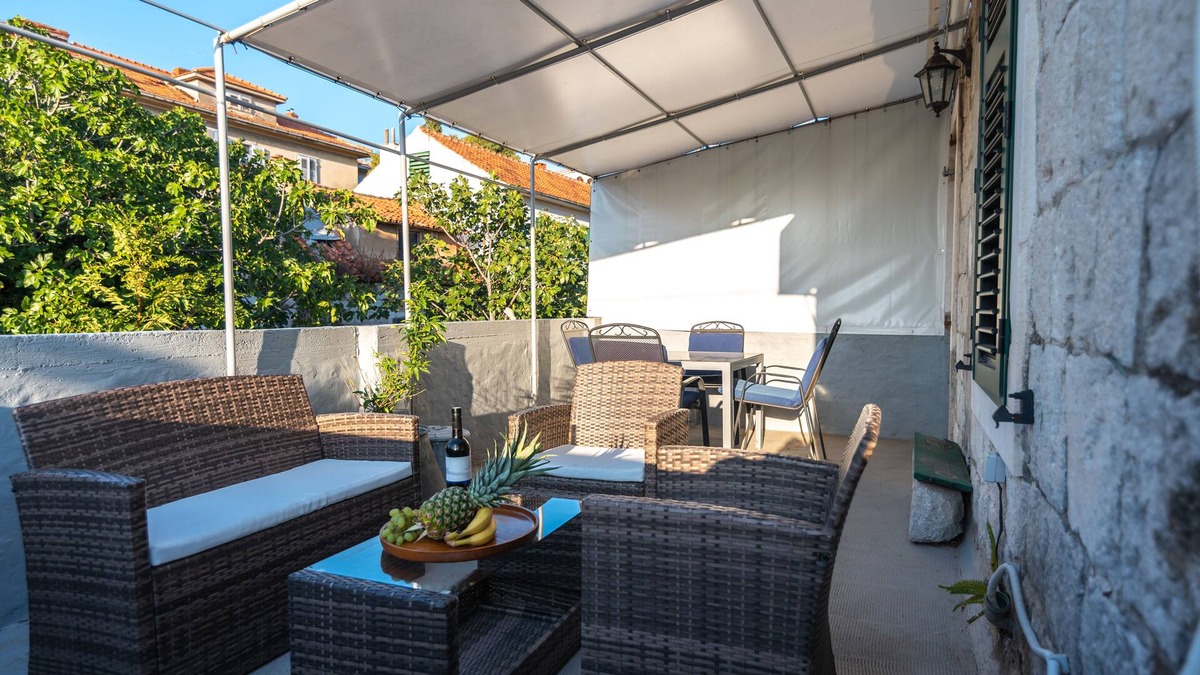 Split Apartment | Beautiful antique apartment in center & seaview