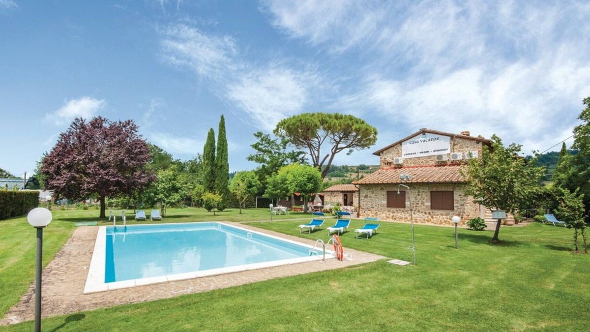 Poggiarello Villa | Beautiful apartment in villa for 4 guests with A/C, pool and TV, close to Siena