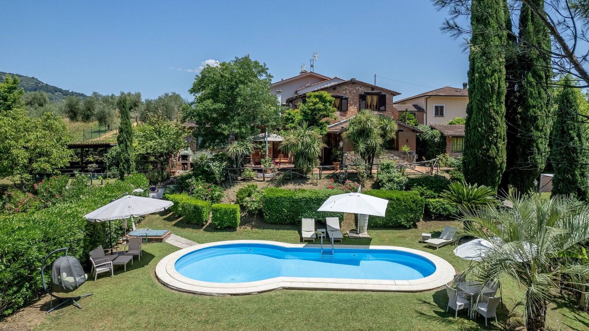 Buggiano Villa | Beautiful apartment in villa with pool, WIFI, A/C, TV, pets allowed, panoramic view and parking