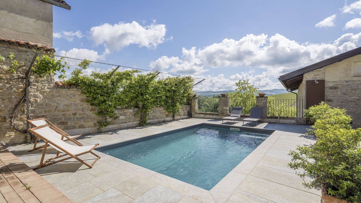 Monforte d'Alba Apartment | Beautiful apartment for 4 people with WIFI, pool and TV, close to Alba