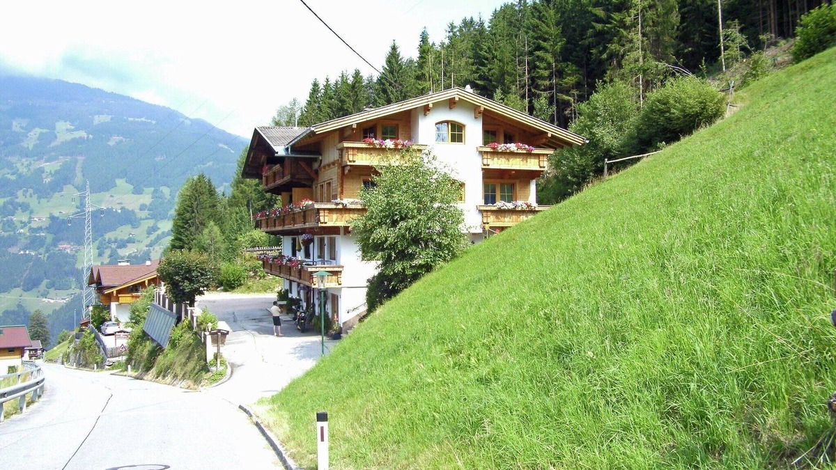 Gerlosbergeben Apartment | Beautiful Apartment in Zell am Ziller with Balcony