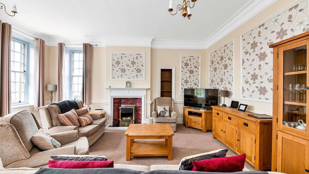 Thirsk Apartment | Beautiful apartment for 6 people with hot tub, WIFI, pool and terrace