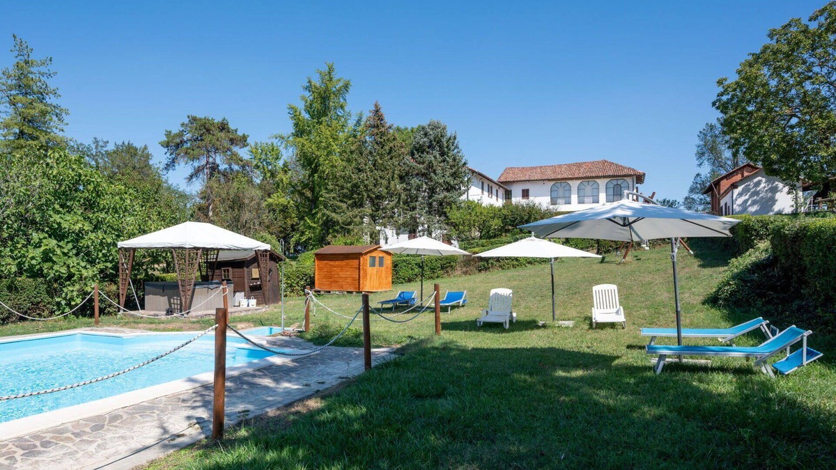 Azzano d'Asti Villa | Beautiful apartment in villa for 6 guests with WIFI, A/C, pool, terrace and pets allowed